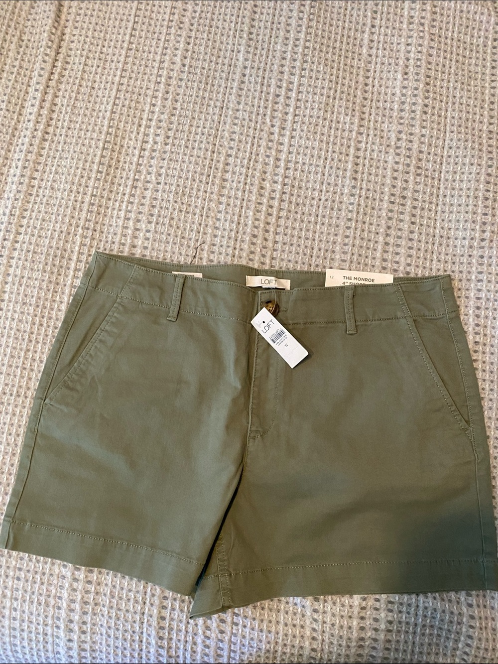LOFT Olive Chino 5” shorts